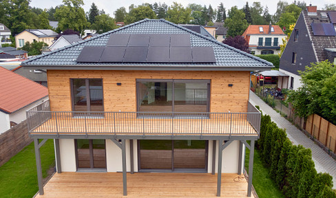 High-end detached house with water access