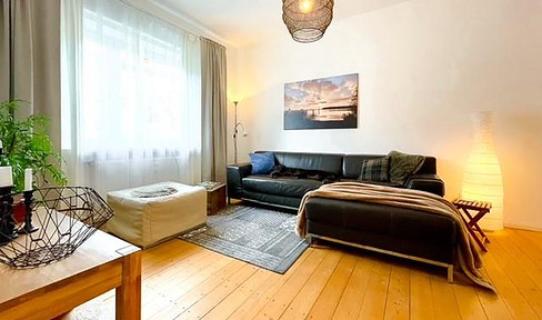 Fully furnished (incl. WLAN): Charming, renovated 2-room apartment in an old building in the front west