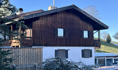 Renovated and quiet 2-room apartment on the 1st floor, with a kitchen and balcony.