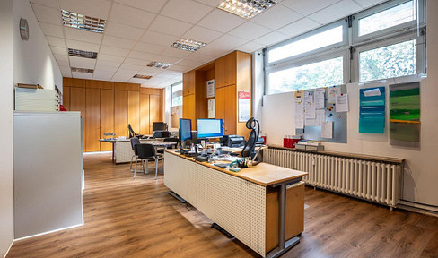 Großzügig mit guter Sichtbarkeit: Büro/Praxisräume in Neuschönningstedt