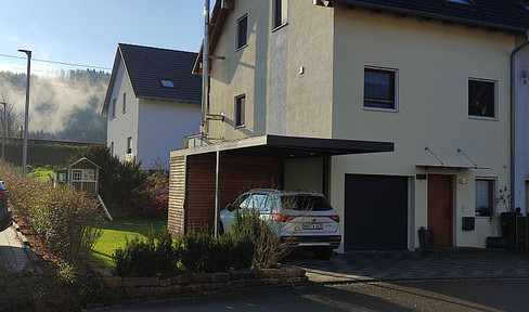 Well-maintained terraced house in a sunny location