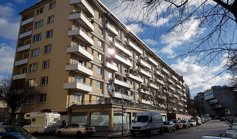 Top Ladenfläche / Bürofläche mit großen Schaufenster und viel Licht!