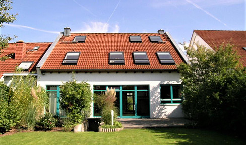 Frankfurt-Süd, extraordinary beautiful house with large garden, garage, EBK and sauna.