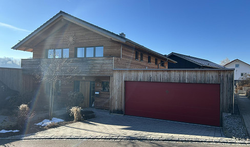 Hochwertiges Landhaus mit Einliegerwohnung – KFW 40 Plus, Sauna und idyllischem Garten in Altusried