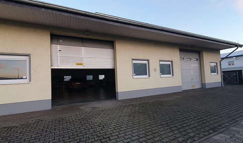 TOP well-maintained, bright 136 m² office floor with 325 m² hall and open space