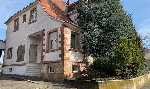 Prägnantes  9-Zi.-Haus mit 208 qm Wohnfläche auf 1640 qm Grundstück in Klein-Umstadt