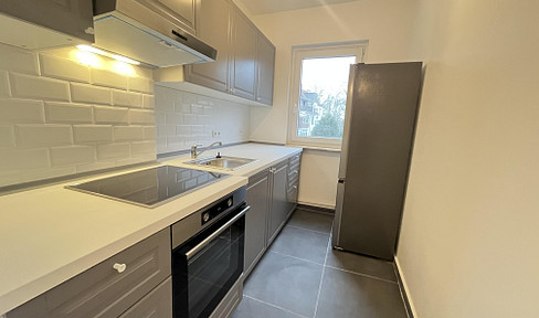 Great residential area: Renovated 2-room apartment with fitted kitchen from private owner