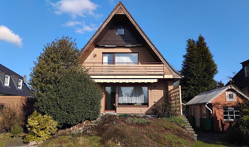 Large family-friendly detached house with full basement on a large plot in Hamburg-Farmsen