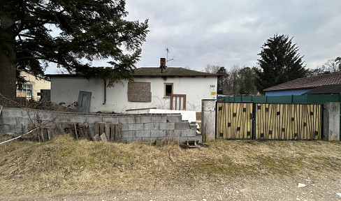 Ruheoase mit Potenzial – Sanierungsbedürftiger Bungalow auf großem Grundstück