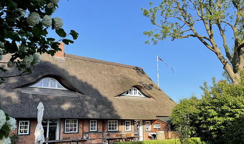 Exquisite half-timbered house with thatched roof & 2nd building plot