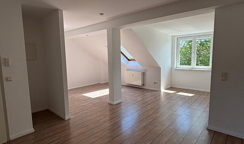Helle Dachgeschosswohnung mit Balkon & Einbauküche – Nähe RUB, ideal für 1–2 Personen