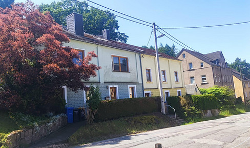 2 semi-detached houses with plenty of space and a spacious garden