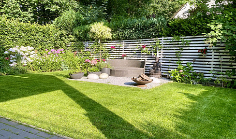 Wunderschöne 3-Zi. Terrassenwohnung mit idyllischen Garten