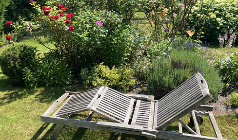 Biesdorf-Süd: Spacious detached house with over 2400 sqm garden/building reserve
