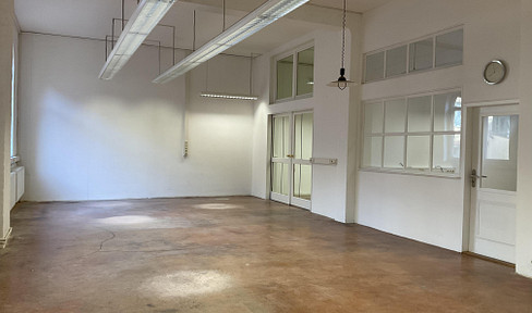 In a prime location: 235 m² for office or business, close to the city center (in the quiet inner courtyard)