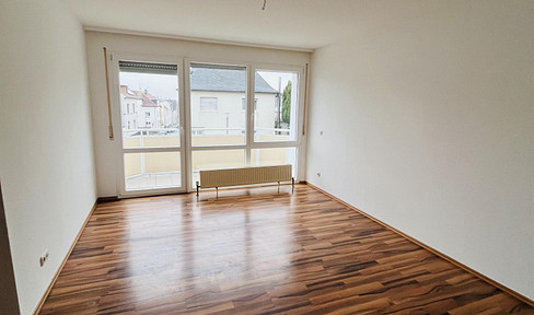 Perfect location, good layout, quiet and bright - 2 rooms with balcony, EBK & parking space