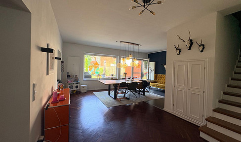 Subletting - A renovated dream home of 210 square meters with a garden, perfect for families.