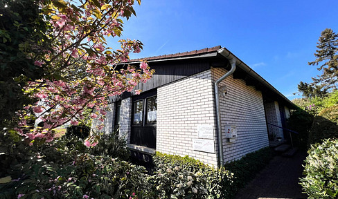 Beautiful bungalow - full basement - with garage - large garden - on the edge of a field