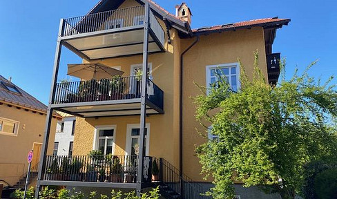 Top floor/penthouse dream in historic villa, 3 rooms, approx. 100m2, prime location Traunstein