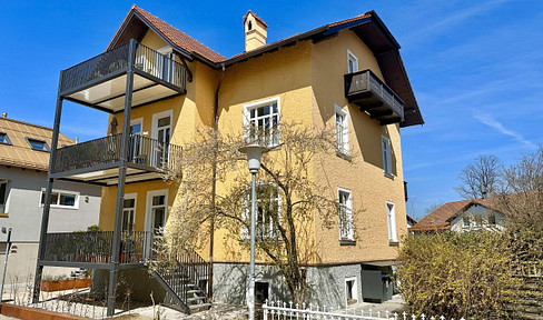 Top floor/penthouse dream in historic villa, 3 rooms, approx. 100m2, prime location Traunstein