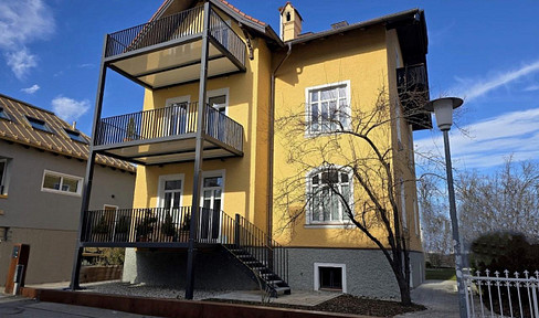 Top floor/penthouse dream in historic villa, 3 rooms, approx. 100m2, prime location Traunstein