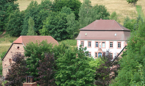 Exklusiver Gutshof mit Wiesen und Wald