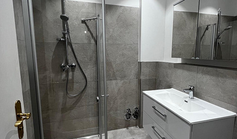 3 Zimmer Wohnung mit Einbauküche, saniertem Badezimmer und sep. WC