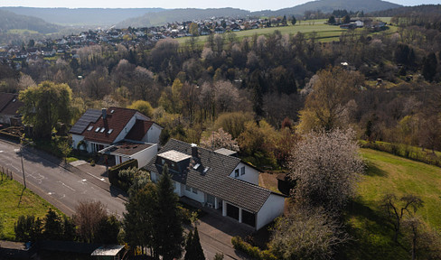 Rare opportunity - two-family house in panoramic location - FREE OF PROVISION ! - Sale against bid
