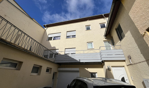 Refurbished 1-room apartment with terrace in the old town