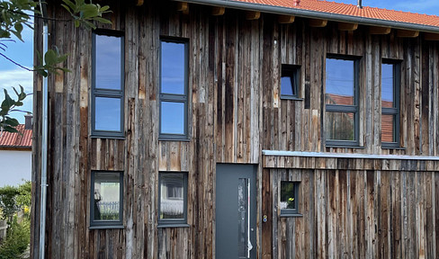 Neugebaute Scheune. Energieeffizient. Stilvoll. Zum Vollenden.