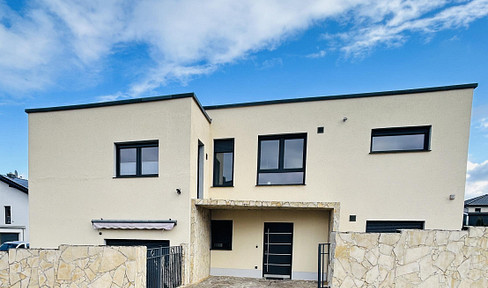 As good as new 2-family dream home 231m² built 2016/2020 + PV + garage without buyer's commission