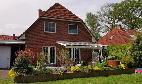 Detached house with garden, cellar, carport and double garage