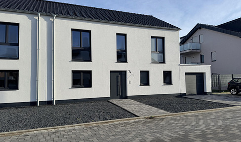 Exklusive Neubau-Doppelhaushälfte mit Garten – Erstbezug!