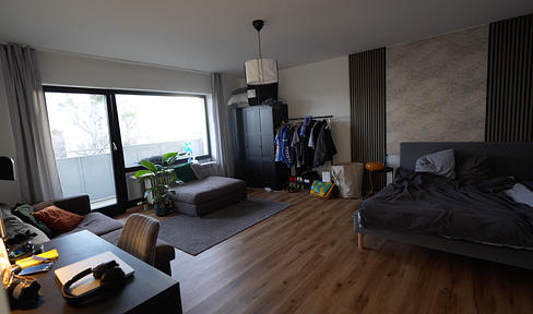 Stylish, large room with balcony - your perfect retreat for € 950 per month