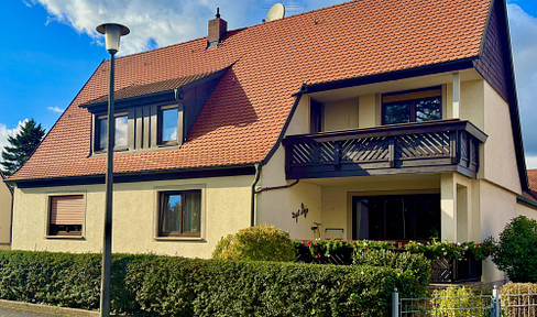 Apartment building: Three residential units, two garages, a garden paradise