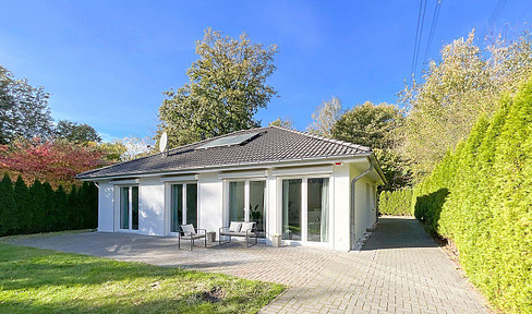 Free of commission in Volksdorf: Beautiful bungalow with converted attic