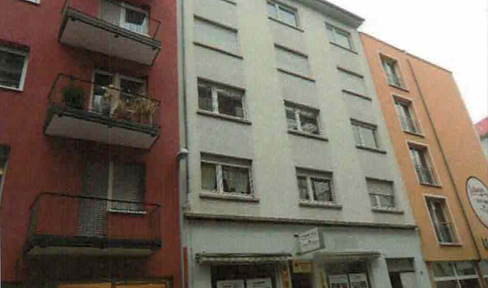 Apartment building with store on the ground floor, very central in the squares! Fully let!