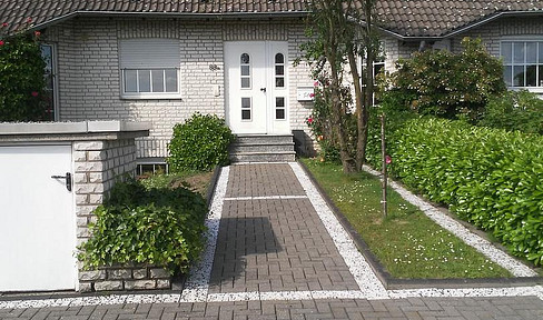 Detached mid-terraced house in a quiet location, yet conveniently located for Düsseldorf + Essen