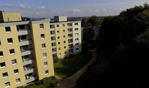 Große und freundliche 4-Zimmer-Wohnung in grüner Wohnanlage