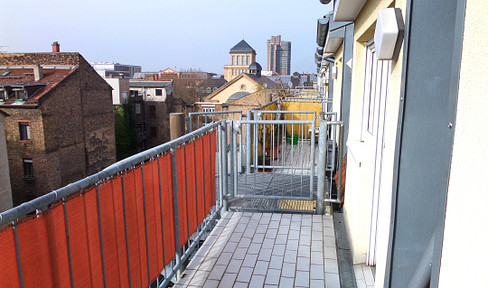 Light-flooded attic apartment with west-facing balcony