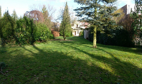 From private owner: Large plot with old building