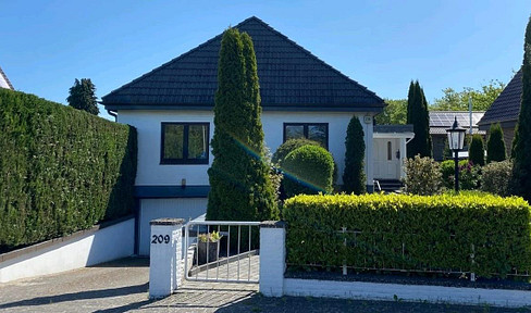 From private: Hipped-roof villa just outside Hamburg