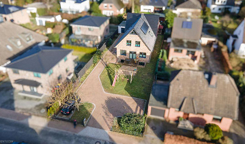 Detached house with granny apartment and garage