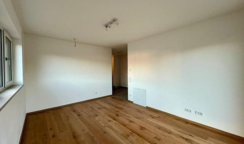 Beautiful new construction apartment with 2 rooms, kitchen, balcony, and parking space!