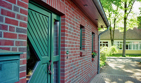 Well-maintained detached house with garage and storage rooms