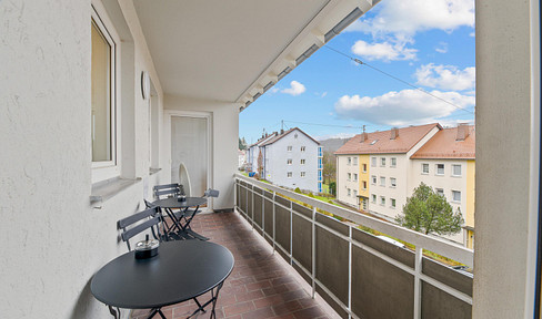 Möblierte 2 Zimmer Wohnung. Mit Einbauküche, Balkon, Parkplatz und schnellem Internet