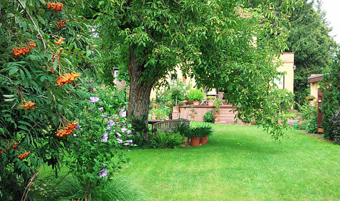 30er Jahre-Klassiker mit großem Garten und Gästehaus