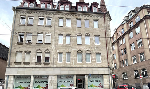 Old building charm in a central location: Fantastic 2-room apartment with high ceilings & fitted kitchen