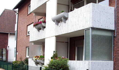 3-Zi-Wohnung (82 qm) mit Fenster zu drei Seiten. Freistehendes Gebäude mit 12 Wohneinheiten