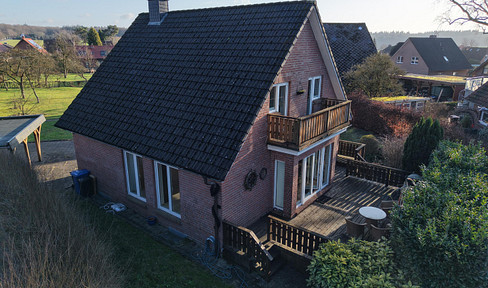 Vahrendorf: Very generously proportioned detached house with good room layout